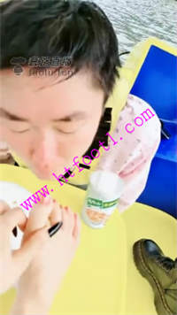 uxi2hloc41a.jpg