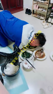 2lmpyfd5ddy.jpg