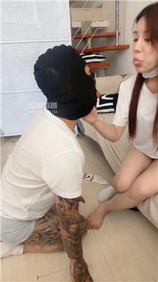 ciq4yifetw4.jpg