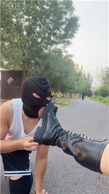 q55rq1uxwaw.jpg