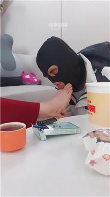 xs4klh5yhka.jpg
