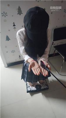 fr2aixznoha.jpg