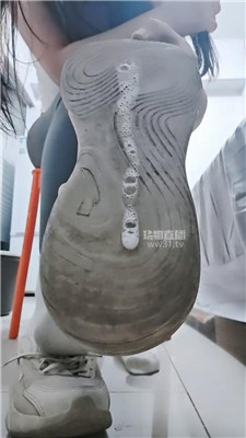 5ce1bhnzcsw.jpg
