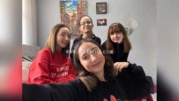 21469 女女-女生玩游戏输了闻女同学的臭脚2-终于闻到了高冷妹子的原味脚！