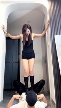 【调教视频】【爱喝精酿啤酒】175大脚御姐女大 JS260509-21