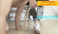 2341 雨后美女沾满泥土的的鞋子用男孩的舌头清理