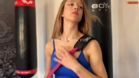 34966  HF-给超级美女Alice当人肉脚靶和沙包！被花式暴踢！后手翻踢下巴KO踩在脚下