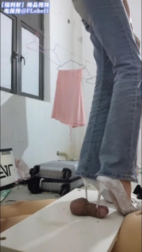 精神小妹 牛仔裤高跟裸足隔板踩鸡