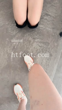 ZB9481 小妮--楼道玩母狗强制闻舔鞋36分钟