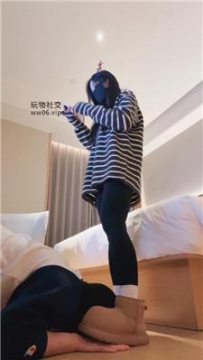 【调教视频】【妮蔻】雪地靴踩踏/超臭白袜辱/圣水淋浴/吃袜子 bf48290