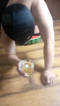 TL4817 维亚 强迫贱狗喝橙汁舔浓痰