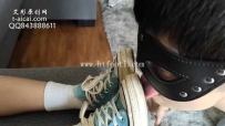 25455 【子怡工作室】00后小彤逛街回来让毯子把鞋底舔干净