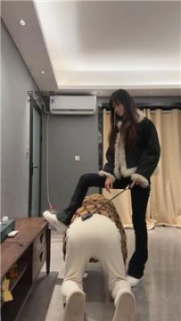 【调教视频】【狗哥】小白鞋白袜踩虐/转胯鞭打/坐脸窒息 bf49037