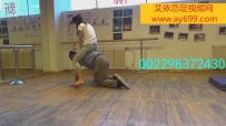 3845 学院美女生在教室穿洞洞鞋玩耍脚垫
