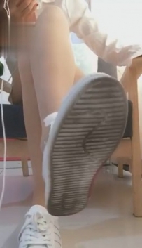 13924 若依-舔女同学刚运动后的香汗味小白鞋