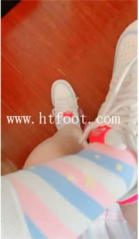 TL14401 应会员[520hwl1314]绘子学姐冰淇淋袜子加裸足加挑鞋加调戏71分钟