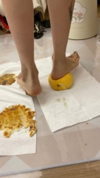 1米86女巨人踩喷芒果和月饼  ACYC-5299