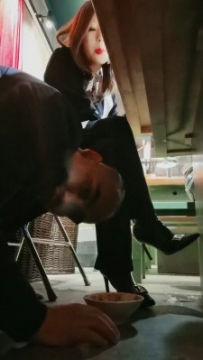 【调教视频】【西北傻子】餐厅桌底视角-卑微求喂食 JS241227-40