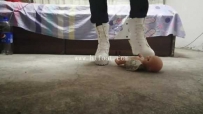 21757 双镜头拍摄白色马靴踩娃娃长腿女神艾琳娜踩踏羞辱缩小的孙子