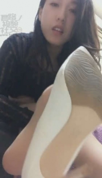 TL1513 虎牙孤单祖宗 跪在我的胯下舔鞋底吧 0313