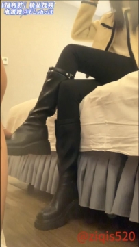 皮鞋裸足踩鸡踢鸡足交吐奶