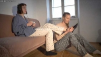 31749  女女-伺候室友主子打游戏！给她脱了袜子舔臭脚伺候！睡觉都要含着她的脚趾头