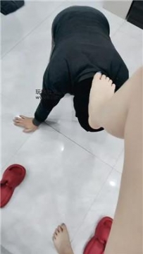 【调教视频】【李老师】脚下喂食羞辱/全体重踩踏 bf48399