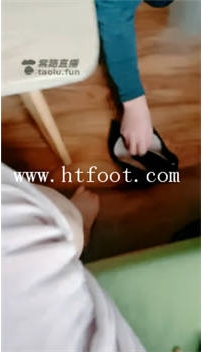 TL17358 灵犀S双女王的脚奴65分钟