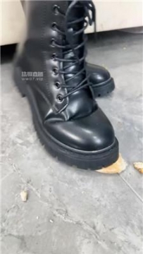 【调教视频】【千千】骑马狗爬-踢裆-短靴踩踏喂食 bf54592