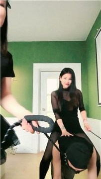 【调教视频】【闹闹】黑色美腿诱惑-骑马鞭打【双视角版】JS250529-1