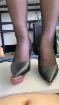 小艾女主  高跟黑丝隔板足交吐奶