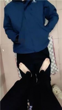 【调教视频】【奇了怪了】朦胧感又来了，贱狗龇牙咧嘴的享受着学生的脚丫 bf48181