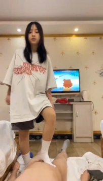 高中小妹 宾馆白袜足交