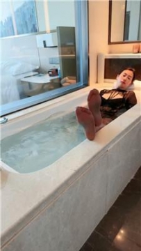 【调教视频】【爱丽丝】御姐S浴缸诱惑贱奴 JS250429-34