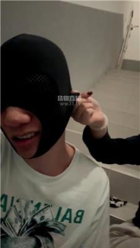 【调教视频】【vito】户外开发-楼道白袜调 JS260410-17