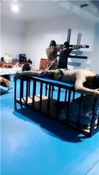 【调教视频】【青云艾斯】双S-双M刑房群调群虐【双视角版】 JS251116-32