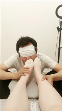 【调教视频】【鑫鑫情侣主】咀嚼原味袜子-气味控制辱 JS250517-32