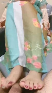 推特足夫人 裸足足交吐奶