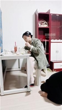 【调教视频】【洛芊s】圈养奴桌底脚喂食 JS260322-69