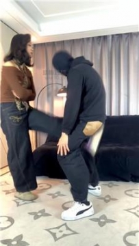 【调教视频】【女生也能很暴力】抽耳光-紫色棉袜气味辱 JS251216-6