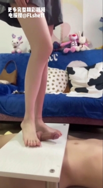 长腿美女 小腿黑丝裸足高跟鞋隔板踩鸡鸡