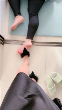 【调教视频】【魔蝎女王】高跟踩熟睡的圈养奴 JS250110-1