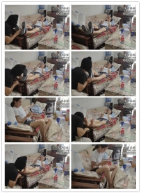1米77模特玩手机无意识让m舔脏鞋脏脚，垫脚当毯子