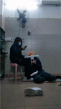 【调教视频】【奇了怪了】空军一号白袜踩踏/牛仔裤坐脸 JS241229-25