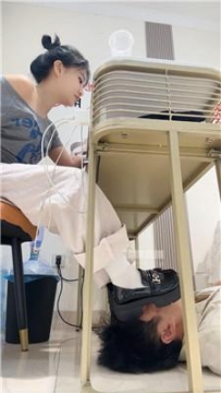 【调教视频】【甜甜】桌底视角-舔美甲小妹的脏鞋白袜 JS250811-44