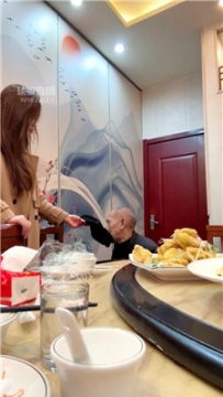 【调教视频】【煊赫大人】餐厅公开打老头 JS260307-30