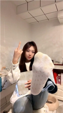 【第一视角】【萱萱子】牛仔裤白棉袜    260331-31