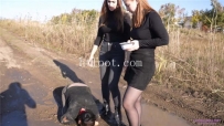 AC3402 野外泥地里把女奴当狗一样虐待，让她吃泥巴喝脏水