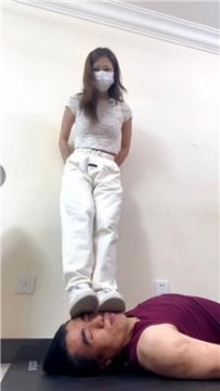 【调教视频】【樱木花椒】运动鞋白袜毁容式踩脸 bf61426