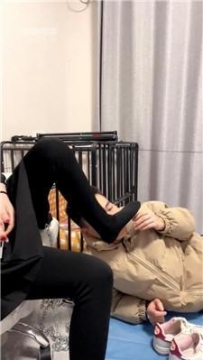 【调教视频】【悠悠琪琪】黑丝踩虐地毯奴-闻臭鞋 JS260315-3